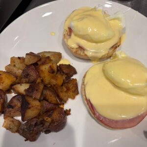 Eggs Benedict w Homefries